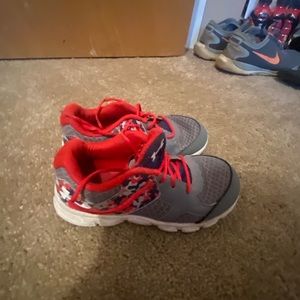 Boys under armour tennis shoes size 10
